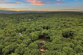 The Evergreen Escape by Avantstay Modern Cabin w/ Volleyball Court & H