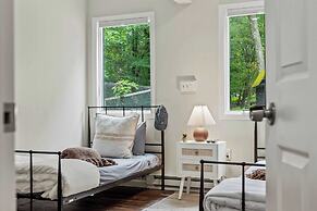 The Evergreen Escape by Avantstay Modern Cabin w/ Volleyball Court & H