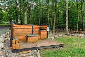 The Evergreen Escape by Avantstay Modern Cabin w/ Volleyball Court & H