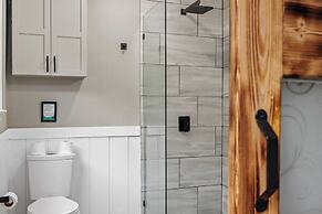 The Evergreen Escape by Avantstay Modern Cabin w/ Volleyball Court & H