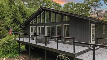 The Evergreen Escape by Avantstay Modern Cabin w/ Volleyball Court & H