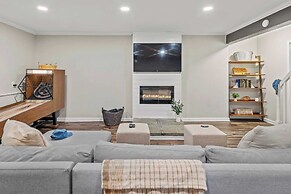 The Evergreen Escape by Avantstay Modern Cabin w/ Volleyball Court & H