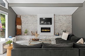 The Evergreen Escape by Avantstay Modern Cabin w/ Volleyball Court & H