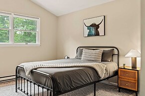 The Evergreen Escape by Avantstay Modern Cabin w/ Volleyball Court & H