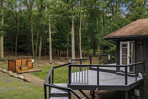 The Evergreen Escape by Avantstay Modern Cabin w/ Volleyball Court & H
