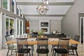 The Evergreen Escape by Avantstay Modern Cabin w/ Volleyball Court & H