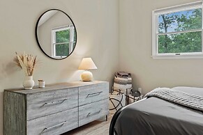 The Evergreen Escape by Avantstay Modern Cabin w/ Volleyball Court & H