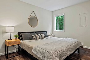 The Evergreen Escape by Avantstay Modern Cabin w/ Volleyball Court & H