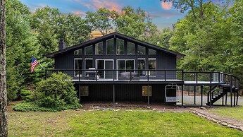 The Evergreen Escape by Avantstay Modern Cabin w/ Volleyball Court & H