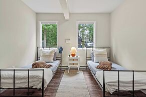 The Evergreen Escape by Avantstay Modern Cabin w/ Volleyball Court & H