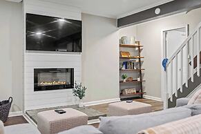 The Evergreen Escape by Avantstay Modern Cabin w/ Volleyball Court & H