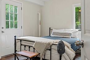 The Evergreen Escape by Avantstay Modern Cabin w/ Volleyball Court & H