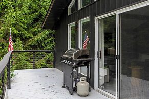 The Evergreen Escape by Avantstay Modern Cabin w/ Volleyball Court & H