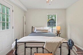 The Evergreen Escape by Avantstay Modern Cabin w/ Volleyball Court & H