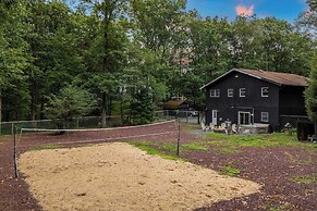 The Evergreen Escape by Avantstay Modern Cabin w/ Volleyball Court & H