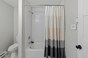 The Evergreen Escape by Avantstay Modern Cabin w/ Volleyball Court & H