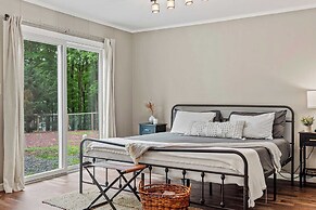 The Evergreen Escape by Avantstay Modern Cabin w/ Volleyball Court & H