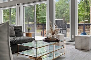 The Evergreen Escape by Avantstay Modern Cabin w/ Volleyball Court & H