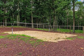 The Evergreen Escape by Avantstay Modern Cabin w/ Volleyball Court & H
