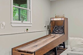 The Evergreen Escape by Avantstay Modern Cabin w/ Volleyball Court & H