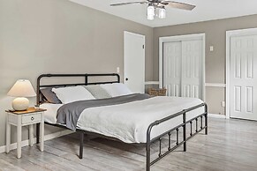 The Evergreen Escape by Avantstay Modern Cabin w/ Volleyball Court & H