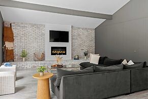 The Evergreen Escape by Avantstay Modern Cabin w/ Volleyball Court & H