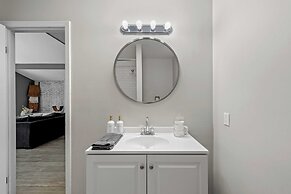 The Evergreen Escape by Avantstay Modern Cabin w/ Volleyball Court & H