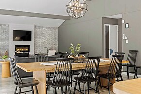 The Evergreen Escape by Avantstay Modern Cabin w/ Volleyball Court & H