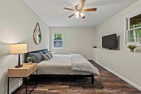 The Evergreen Escape by Avantstay Modern Cabin w/ Volleyball Court & H