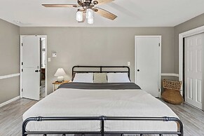 The Evergreen Escape by Avantstay Modern Cabin w/ Volleyball Court & H