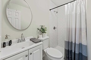 The Evergreen Escape by Avantstay Modern Cabin w/ Volleyball Court & H