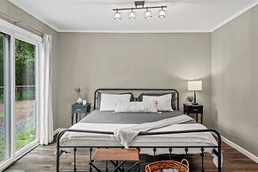 The Evergreen Escape by Avantstay Modern Cabin w/ Volleyball Court & H