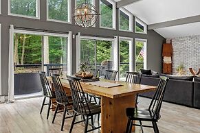 The Evergreen Escape by Avantstay Modern Cabin w/ Volleyball Court & H