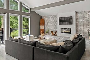 The Evergreen Escape by Avantstay Modern Cabin w/ Volleyball Court & H