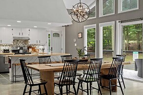 The Evergreen Escape by Avantstay Modern Cabin w/ Volleyball Court & H