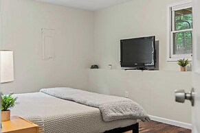 The Evergreen Escape by Avantstay Modern Cabin w/ Volleyball Court & H