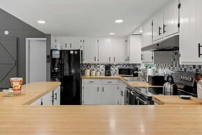 The Evergreen Escape by Avantstay Modern Cabin w/ Volleyball Court & H