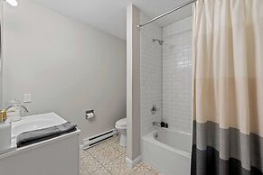 The Evergreen Escape by Avantstay Modern Cabin w/ Volleyball Court & H