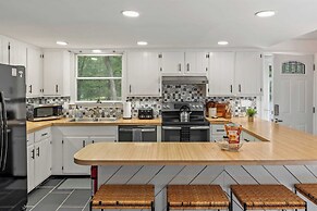 The Evergreen Escape by Avantstay Modern Cabin w/ Volleyball Court & H