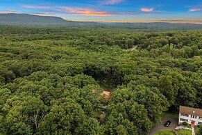 The Evergreen Escape by Avantstay Modern Cabin w/ Volleyball Court & H