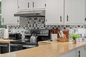 The Evergreen Escape by Avantstay Modern Cabin w/ Volleyball Court & H