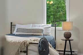 The Evergreen Escape by Avantstay Modern Cabin w/ Volleyball Court & H