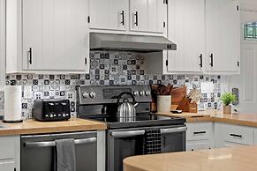 The Evergreen Escape by Avantstay Modern Cabin w/ Volleyball Court & H