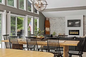 The Evergreen Escape by Avantstay Modern Cabin w/ Volleyball Court & H