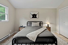 The Evergreen Escape by Avantstay Modern Cabin w/ Volleyball Court & H