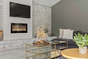 The Evergreen Escape by Avantstay Modern Cabin w/ Volleyball Court & H