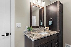 Lakeside Serenity by Avantstay Lakefront, Newly Built, Deck w/ Views!