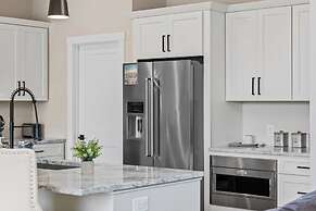 Lakeside Serenity by Avantstay Lakefront, Newly Built, Deck w/ Views!