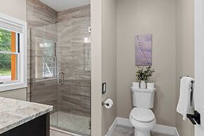 Lakeside Serenity by Avantstay Lakefront, Newly Built, Deck w/ Views!