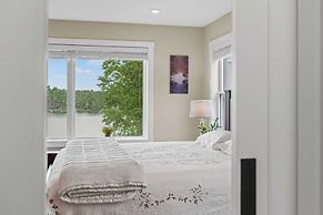 Lakeside Serenity by Avantstay Lakefront, Newly Built, Deck w/ Views!